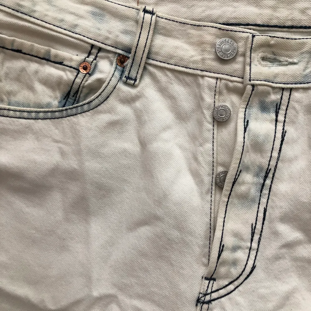Köpte dessa byxor på Humana Secondhand men använde endast en gång. De är i storleken 31/34 och är i en styv jeanskvalitet. Sömmarna är marinblå och jeansen har lite ”blåa fläckar” som om de vore blekta. Jeansen stängs med knappar. Köparen står för frakt. Jeans & Byxor.