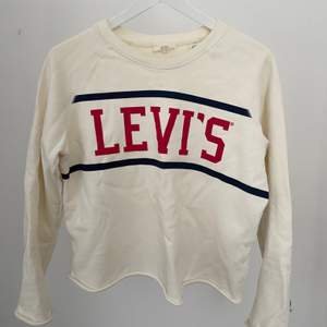 Skön, något croppad sweatshirt från Levis!