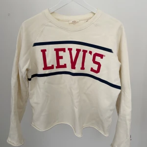 Sweatshirt, Levis! 💙 - Skön, något croppad sweatshirt från Levis!