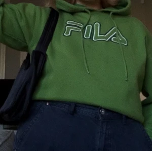 Grön fin hoodie - En jättefin hoodie köpt på humana . Frakten ingår ej!❤️ bud:330kr