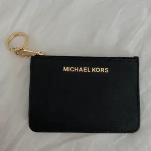 Säljer denna äkta Michael Kors plånbok som är köpt i Usa för ca 2 år sen. 