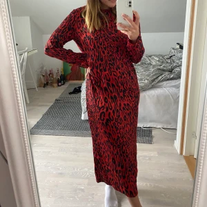 Klänning ifrån zara - Klänning i från zara i ett roligt mönster! Nästan aldrig använd pågrund av att den är lite för stor på mig! Men i bra skick!🥰