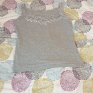 Grå topp - Ett mycket gulligt grått linne/topp