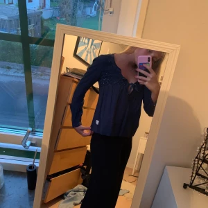 Blå blus från oddmolly  - Jättefin blå blues från odd molly.  Knappt använd så i fint skick. Pris kan diskuteras. Möts gärna upp i Lund eller så står köparen för frakten. 