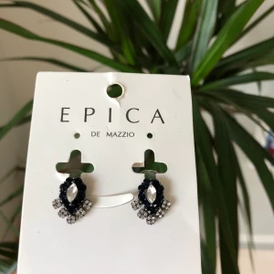 Nytt örhänge  - Nytt örhänge med små stenar 45 kr+11 frakt