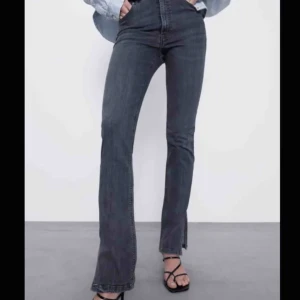 Jeans med slit - Jeans från zara med slit! jättefina men tyvärr för långa för mig 🥺 skriv för intresse! 💕💕