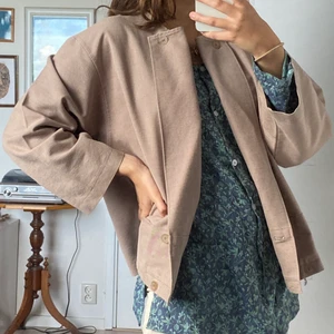 Beige jacka - Beige knappt använd tunn jack med Finn rak passform. Fläckfri