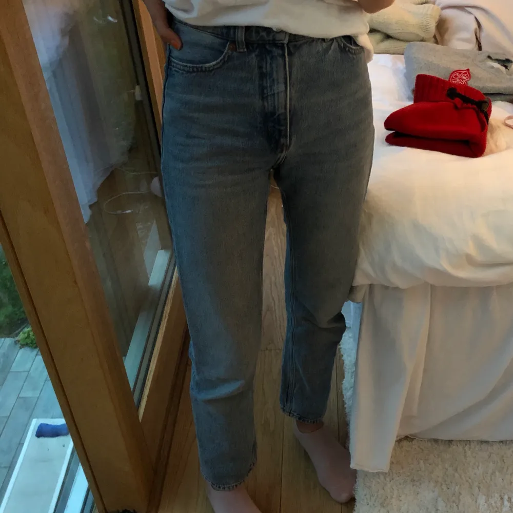 Super bekväma mom jeans från monki, väldigt skönt material. Kan frakta för 33kr och mötas upp i Stockholm❤️ pris kan diskuteras. Jeans & Byxor.