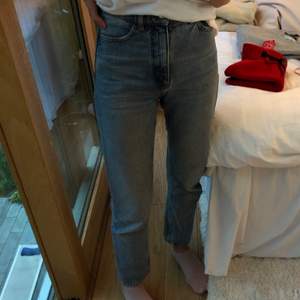 Super bekväma mom jeans från monki, väldigt skönt material. Kan frakta för 33kr och mötas upp i Stockholm❤️ pris kan diskuteras