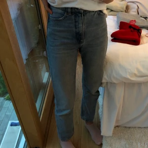 Mom jeans, monki - Super bekväma mom jeans från monki, väldigt skönt material. Kan frakta för 33kr och mötas upp i Stockholm❤️ pris kan diskuteras