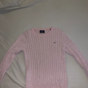 Gant stickad/ribbad ljusrosa tröja. - En ljusrosa stickad/ribbad gant tröja. Storlek S. Använd ett få tal gånger. Nu pris 1299kr 