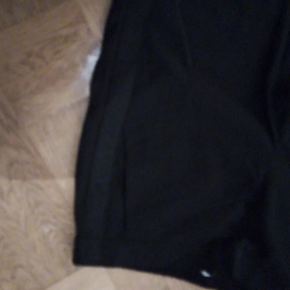 Svarta byxor från Ellos med glansigt svarta revärer i sidorna. Ankellängd. Använd ett fåtal gånger. Vet ej material.. Jeans & Byxor.