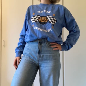 Blå collegetröja - Blå collegetröja från Brandy Melville. Har ingen storlek men skulle säga att den passar en XS-S. Endast använd ett fåtal gånger. Frakt: 66 kr. Hör gärna av dig om du är intresserad!☺️