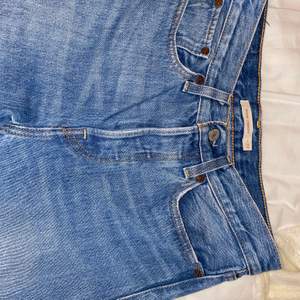 Säljer pga har blivit för små:( Fint skick, är köpta för 1199 kr. Är vanligt vis S/w27 i jeans. Passar längden på mig som är 160:)köpare står för frakt