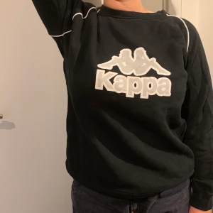Kappa sweatshirt  - Jättebekväm kappa sweatshirt i storlek S men jag skulle säga att den är mer M. 