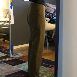 Kostymbyxor  - Riktigt coola 70 tals kostymbyxor köpta på humana! Toppen kvalitet och supersköna. Bara att skriva ifall du har några frågor <3 storlek eller märke står inte men skulle tippa på 36