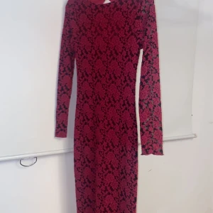 En rosa klännnng  - En rosa klänning som jag säljer för 150 kronor den är i storlek 36/S