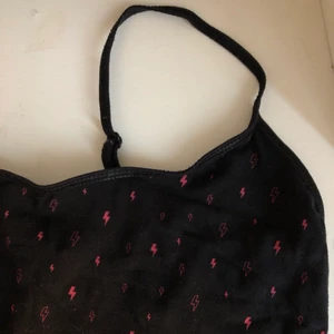 Coolt linne - Coolt linne med blixtar på från hm. Justerbara band. Använd enstaka gång! BUDA!