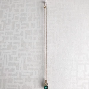 Halsband  - Helt nytt halsband i guld med grön ädelsten på! 