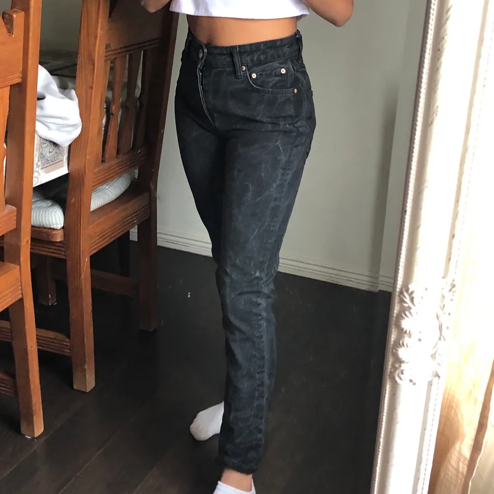 Jätte snygga svarta mom jeans. Jag är 163cm. Frakt 80kr🥰. Jeans & Byxor.