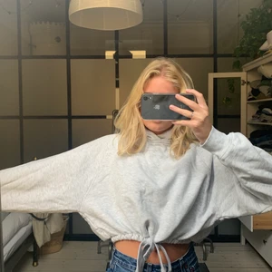 Hoodie  - Grå hoodie som man knyter nedtill. Perfekt till hösten. Knappt använd. Kan mötas upp i Stockholm innerstad