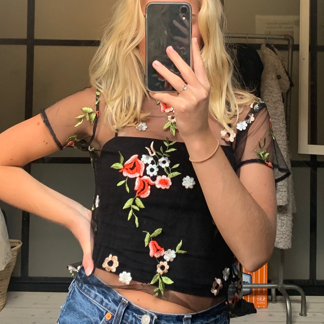 Transparent topp med blommiga detaljer - 90