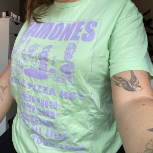 T-Shirt från H&M  - T-Shirt med tryck från H&M som är helt oanvänd. Storlek M passar L också beroende på önskad passform! Köparen står för frakten 💚