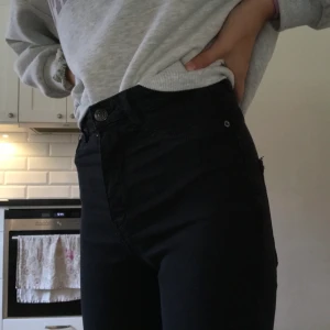 Svarta jeans - •Svarta jeans (tighta)från gina tricot. Fint skick och utan skador men syns ända att dem är använda. Jag är cirka 1.65 och dom passar mig🤍 • Säljer pga att jag ej gillar så tighta jeans längre• 🖤 •Du står för frakten•💵✨