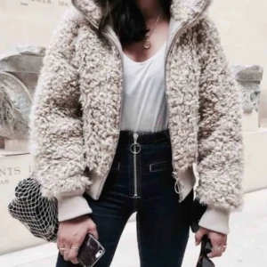 Vero Moda jacka  - Hej! Säljer en vero Moda jacka  jätte mysig pälsig st:Xs Men passar mig som har S säljer för 100+Frakt 