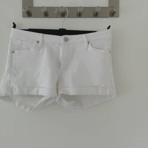 Vita jeansshorts  - Vita jeansshorts i storlek S, midwaist, bra skick. Köparen står för frakt⚡️