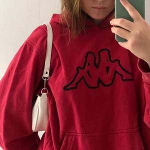 Röd kappa hoodie som sitter oversized på mig (jag har vanligtvis S i strl) köpt på second hand, möts upp i Stockholm/köparen står för frakt🥰