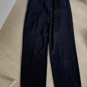 Blåa kostymbyxor - Super fina kostymbyxor! Med bälte.