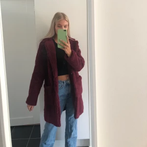 Teddyjacka - Supermysig vinröd teddyjacka från zalando. Köptes för mer än 1 år sedan men har använts Max 5 gånger!! 🤎 