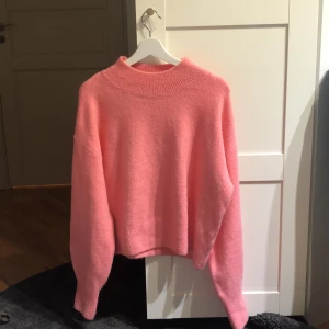 Rosa stickad tröja &OtherStories - Rosa stickad tröja från &OtherStories. Mjuk! 