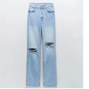 Säljer dessa vida Zara jeans med hål storlek 40 då dem var för stora för mig💕 Endast testade så i nyskick!!                                                                   Hör gärna av er om ni vill ha någon fler bild😊