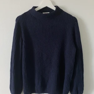 Stickad tröja  - Så snygg och skön stickad tröja från Nelly🥰🥰 använd men i topp skick! 