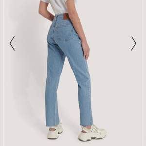 Säljer dessa jeans från Levis i modellen 501. Använda några få gånger och är som nya!! Köparen står för frakten