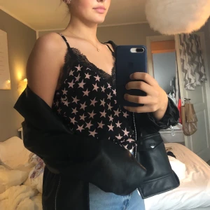 Lovestories linne - Säljer mitt as balla lovestories linne. Sitter hur fint som helst och funkar både med och utan bh under💕💘💞 snabbast affär får dem först