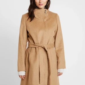 Helt ny kappa från Esprit, strl S - Helt ny med alla lappar kvar. Storlek S. Nypris 1499kr. 500kr eller bud över. Frakt tillkommer. 