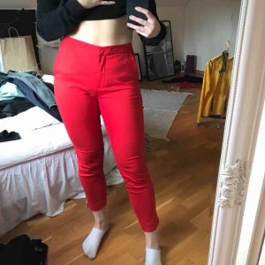  - Sköna kostymbyxor från Zara i storlek M. Säljer pga att de är för korta för min smak. Byxorna har randigt resår i ryggen. Frakt tillkommer!