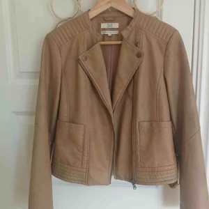  - Jacka i skinnimitation. Använd en gång.