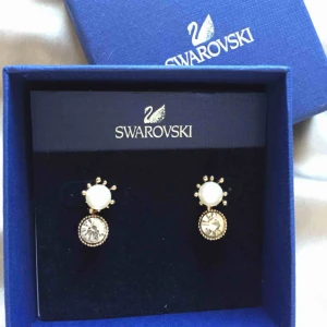  - Örhängen i guld med pärlor och gnistrade sten. Ej Swarovski!