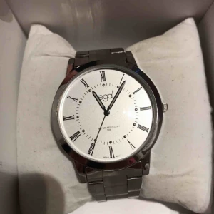  - En fin klocka i mycket bra skick från regel. Batteri behöver bytas.