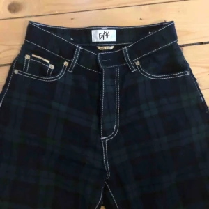  - Ett par riktigt snygga eytys byxor som jag säljer pga för stora. Enligt eytys storlek 26 men skulle påstå att de passar 27/28. Kan gå ner i pris vid snabb affär utan tjafs:) 