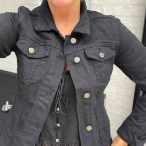  - Oanvänd jacka från Kappahl i svart jeans 