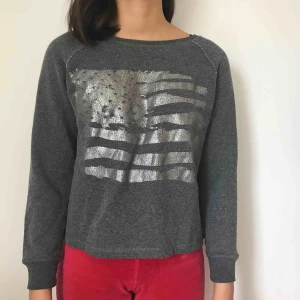  - En grå tröja från Gina Tricot. Kostar 110kr inklusive frakt.