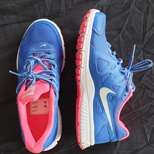  - Oanvända nike skor.