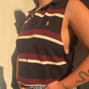  - Riktigt snygg VINTAGE Ralph Lauren pické kortärmad tröja! 🤩 Luftig, passar även strl S och går ner till naveln på mig som är 160 cm lång!  *säljer pga inte används* Frakt tillkommer eller möts upp på Söder!