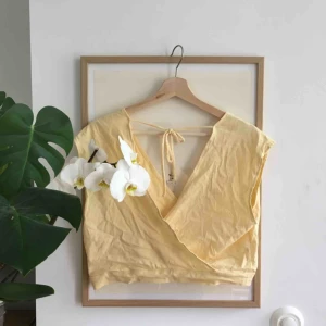  - Jättefin citrongul magtröja från H&M, lite skrynklig på bilden men jättefin om man stryker den!