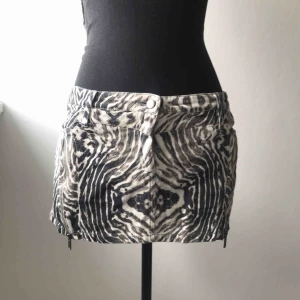 - Kort jeanskjol i zebramönster. Detaljer i form av dragkedjor i sidan. Strl 36 men upplever den ganska liten. Köparen står för frakten 🦓🖤